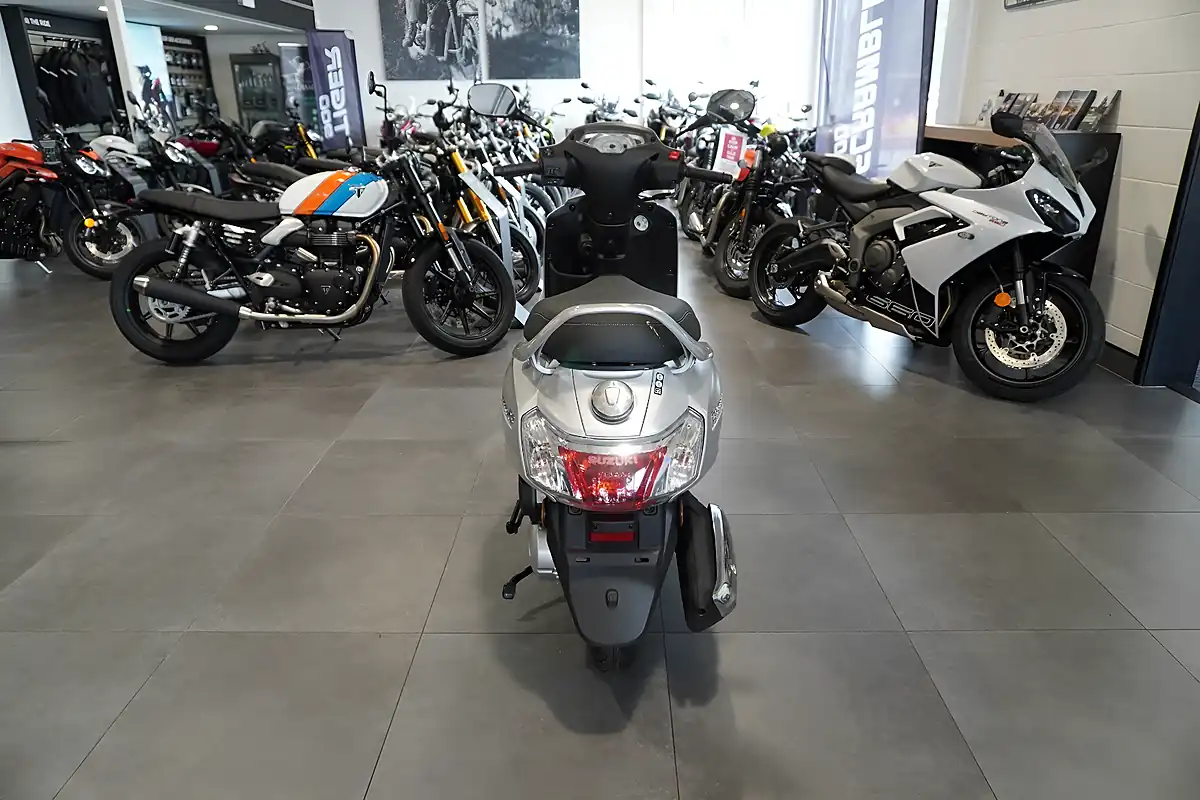 Used 2025 Suzuki Address 125 Platinum Silver Platinum Silver - Interior and Exterior details 4