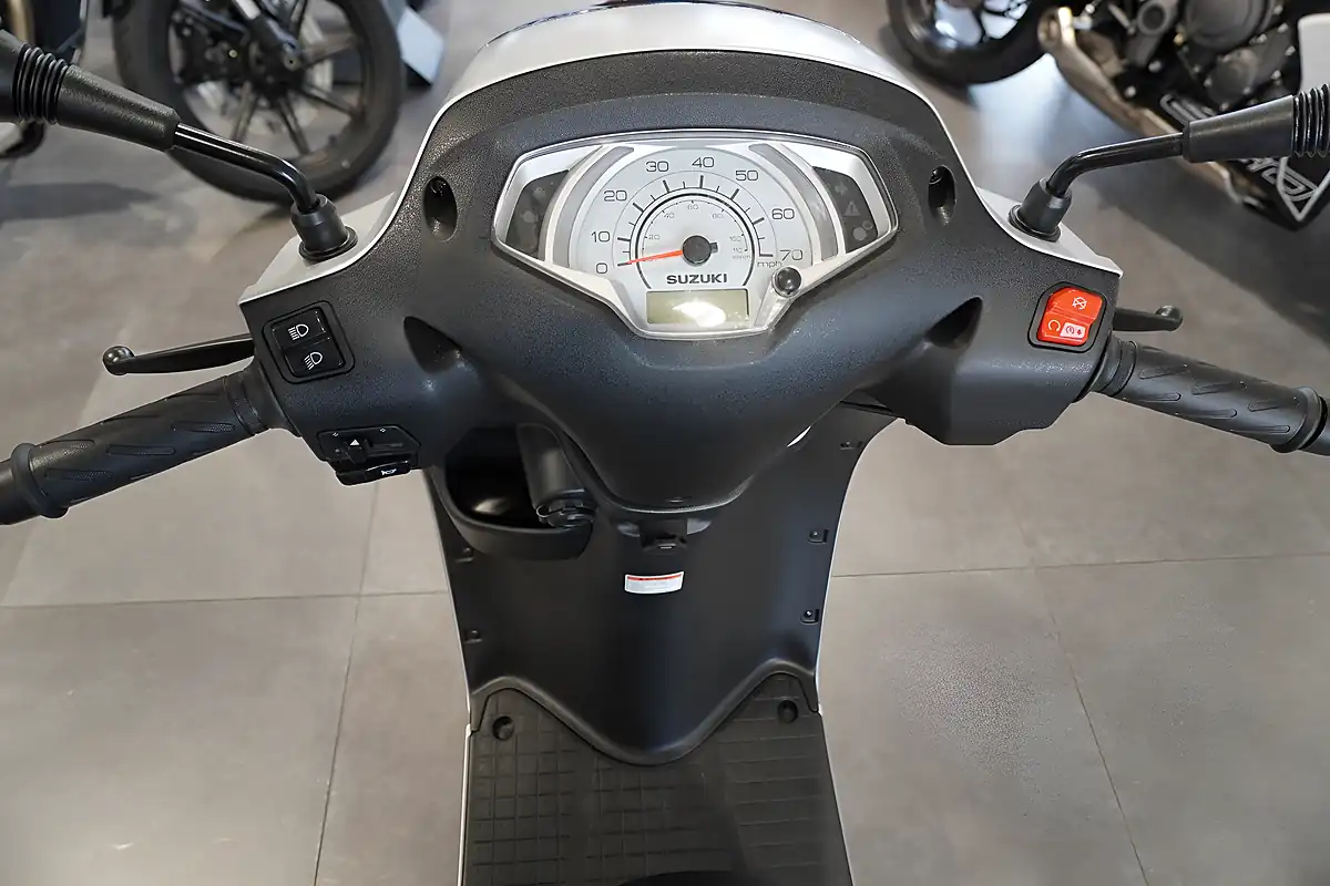 Used 2025 Suzuki Address 125 Platinum Silver Platinum Silver - Interior and Exterior details 7