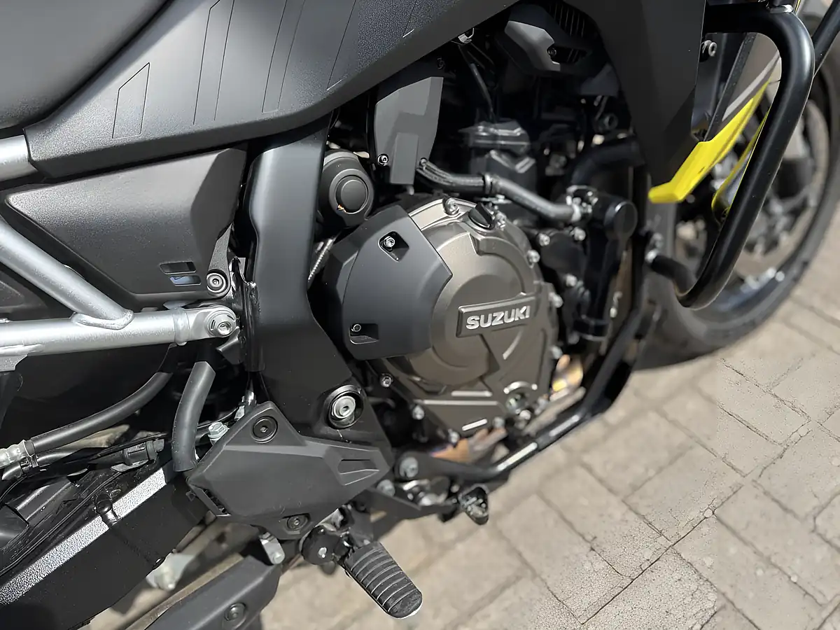 Used 2025 Suzuki Dl 800 RQM5 V-Strom 800RE Black - Interior and Exterior details 12