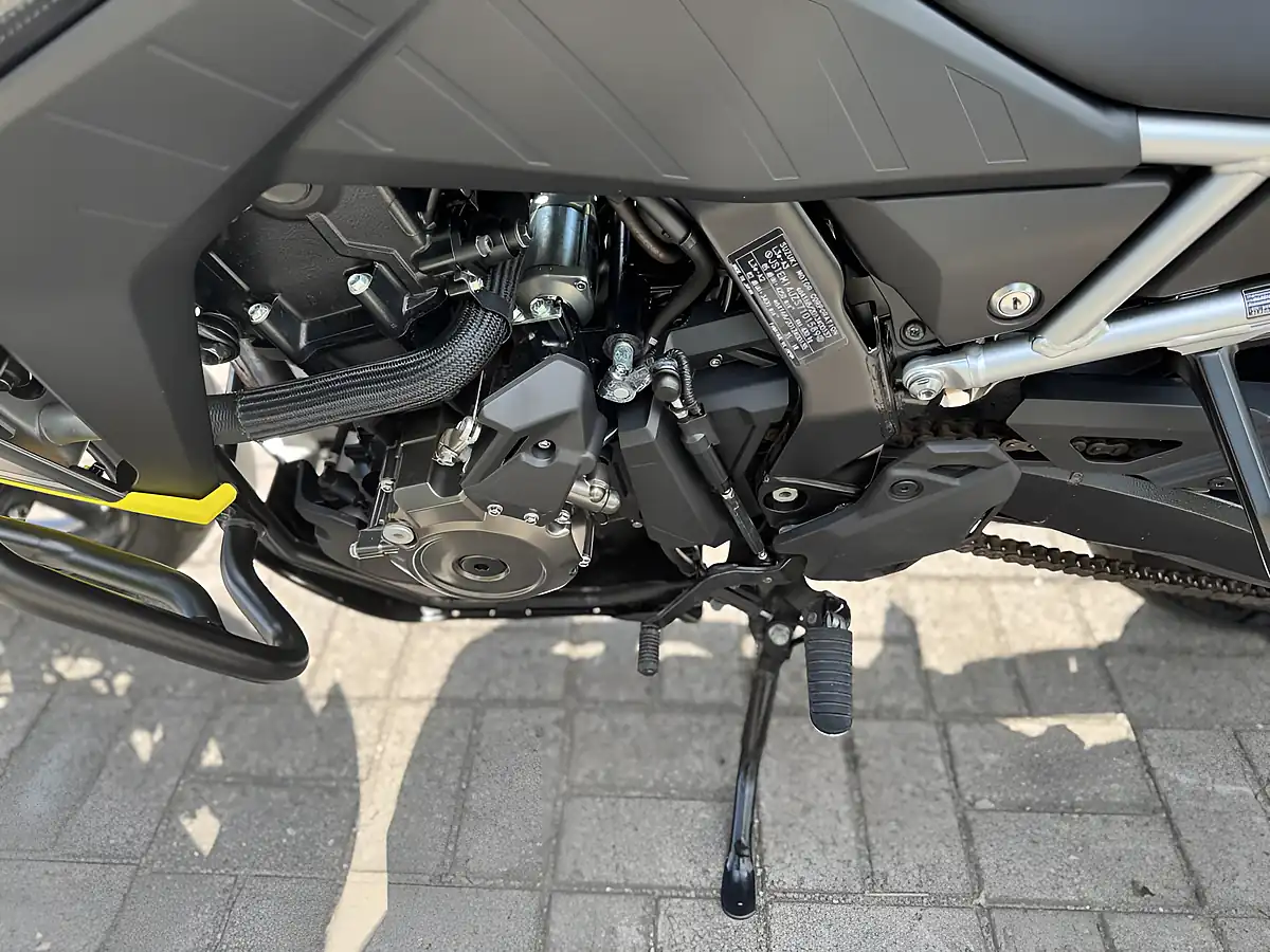 Used 2025 Suzuki Dl 800 RQM5 V-Strom 800RE Black - Interior and Exterior details 17