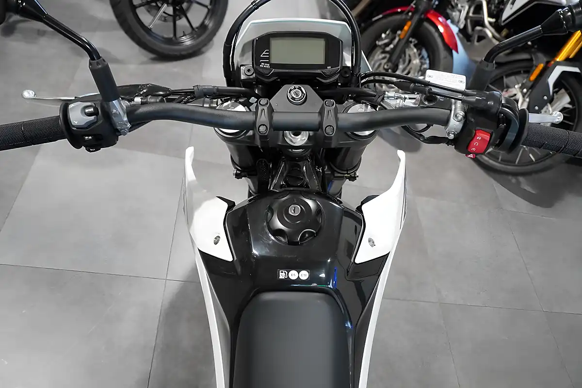 Used 2025 Suzuki DRZ400SM White - Interior and Exterior details 7