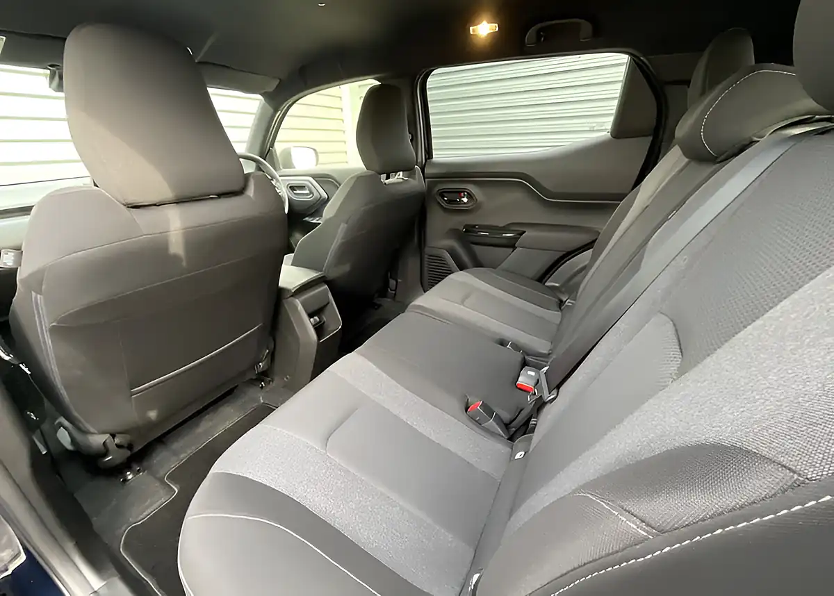 Used 2025 Suzuki E Vitara Motion Blue - Interior and Exterior details 11