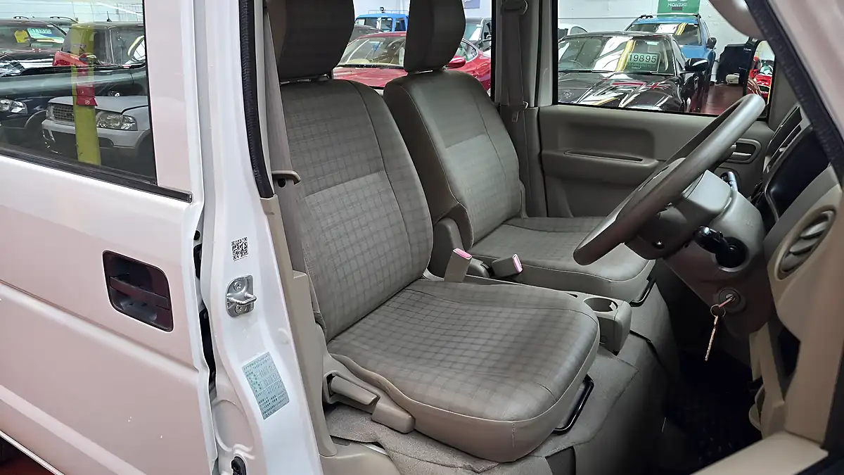 Used 2025 Suzuki Every Wagon White - Interior and Exterior details 13