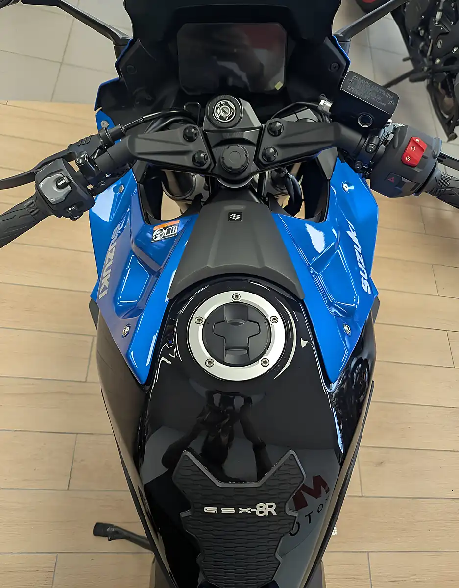 Used 2025 Suzuki GSX-8R 800 Blue - Interior and Exterior details 12