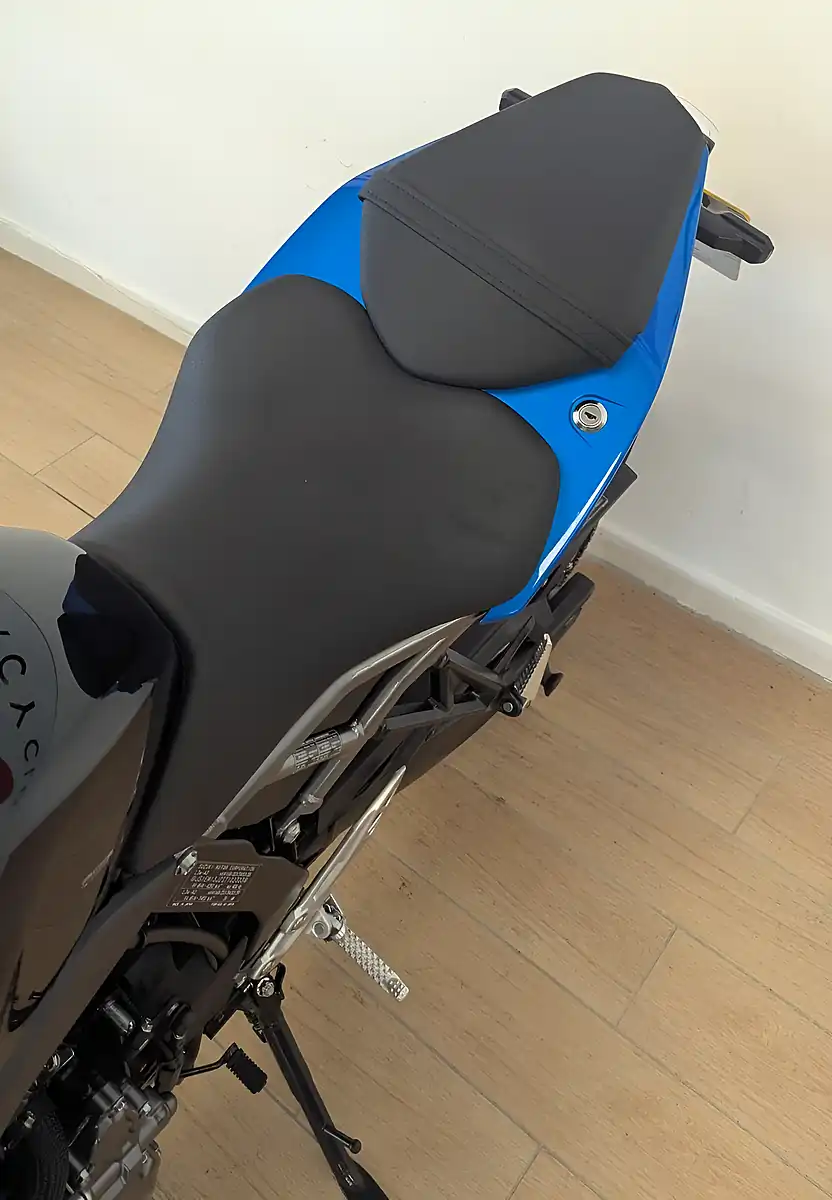 Used 2025 Suzuki GSX-8R 800 Blue - Interior and Exterior details 14