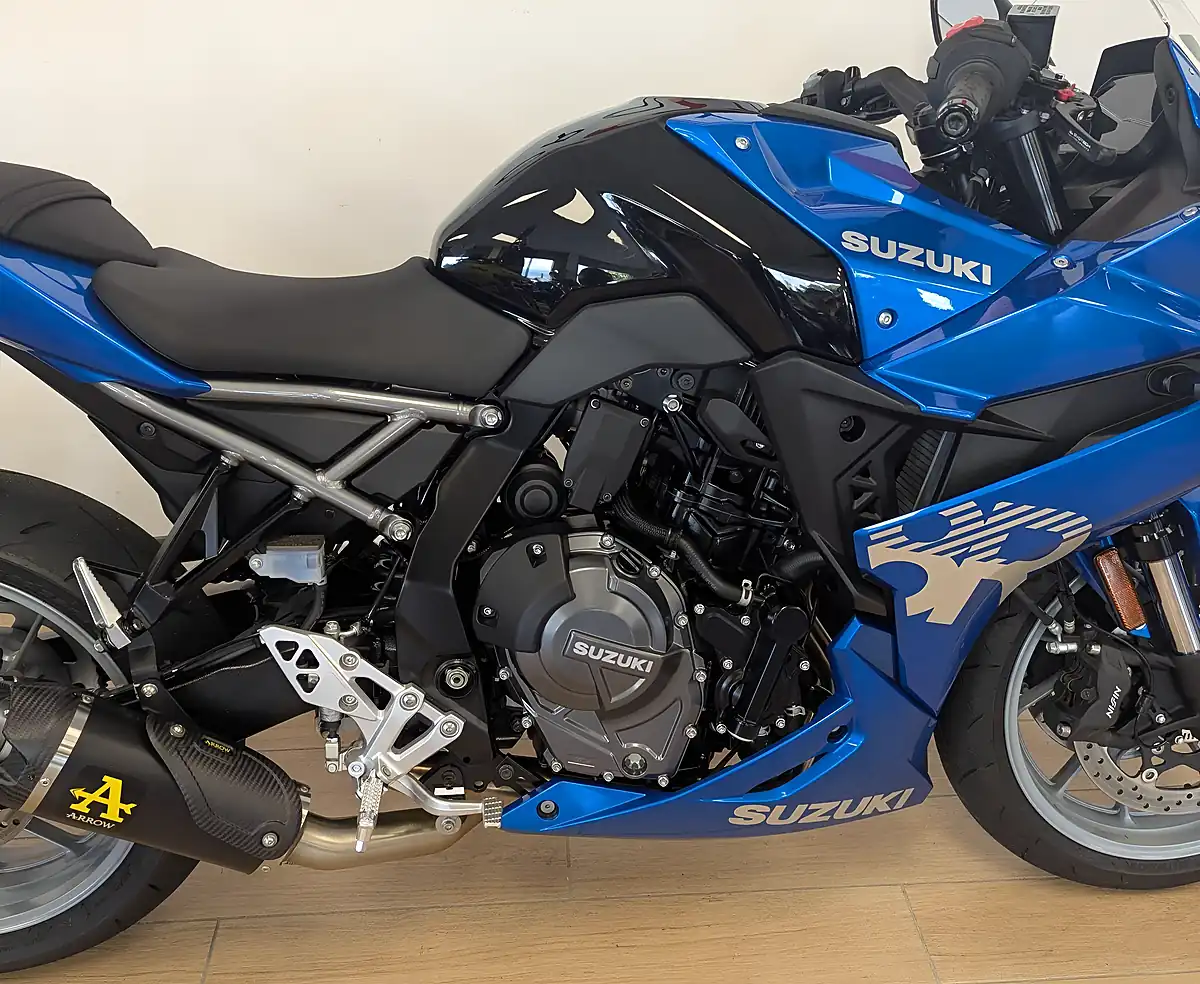 Used 2025 Suzuki GSX-8R 800 Blue - Interior and Exterior details 16
