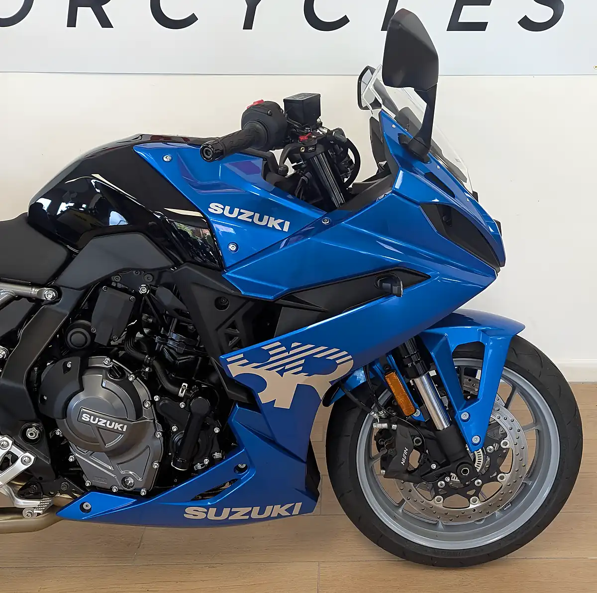 Used 2025 Suzuki GSX-8R 800 Blue - Interior and Exterior details 17