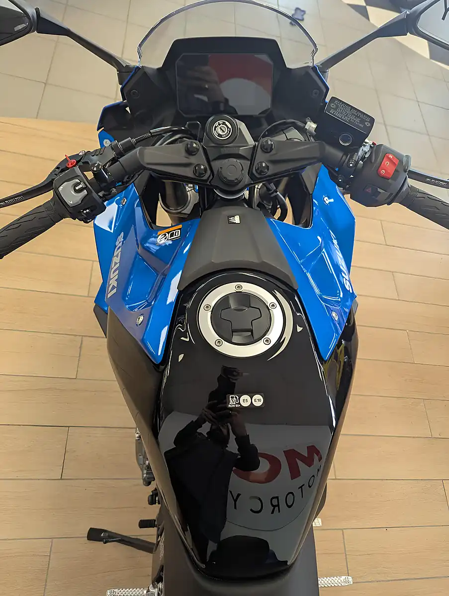 Used 2025 Suzuki GSX-8R 800 Blue - Interior and Exterior details 8