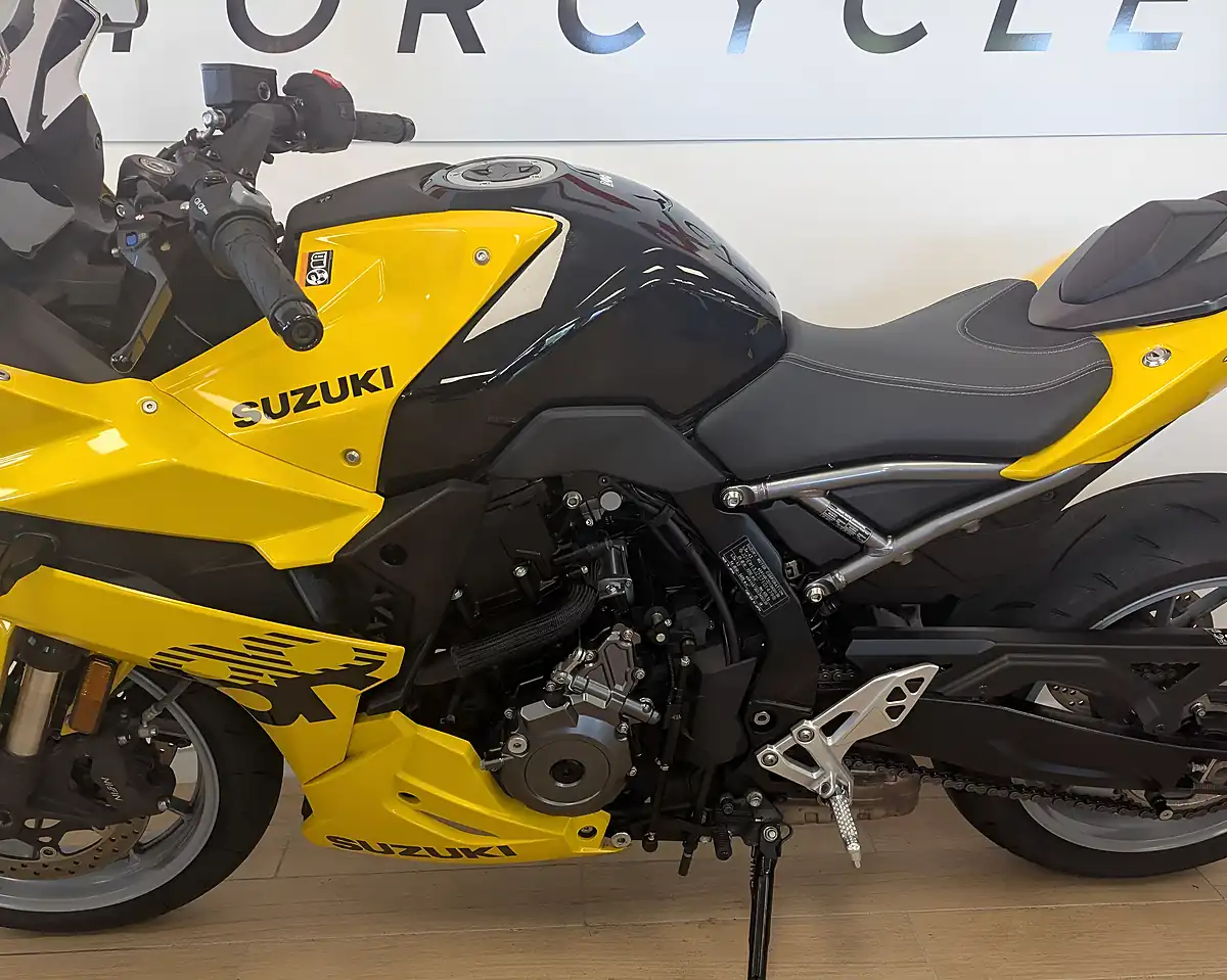 Used 2025 Suzuki GSX-8R 800 Kiiro Yellow - Interior and Exterior details 10