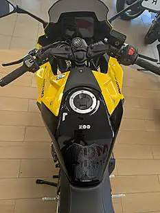 Used 2025 Suzuki GSX-8R 800 Kiiro Yellow - Interior and Exterior details 11