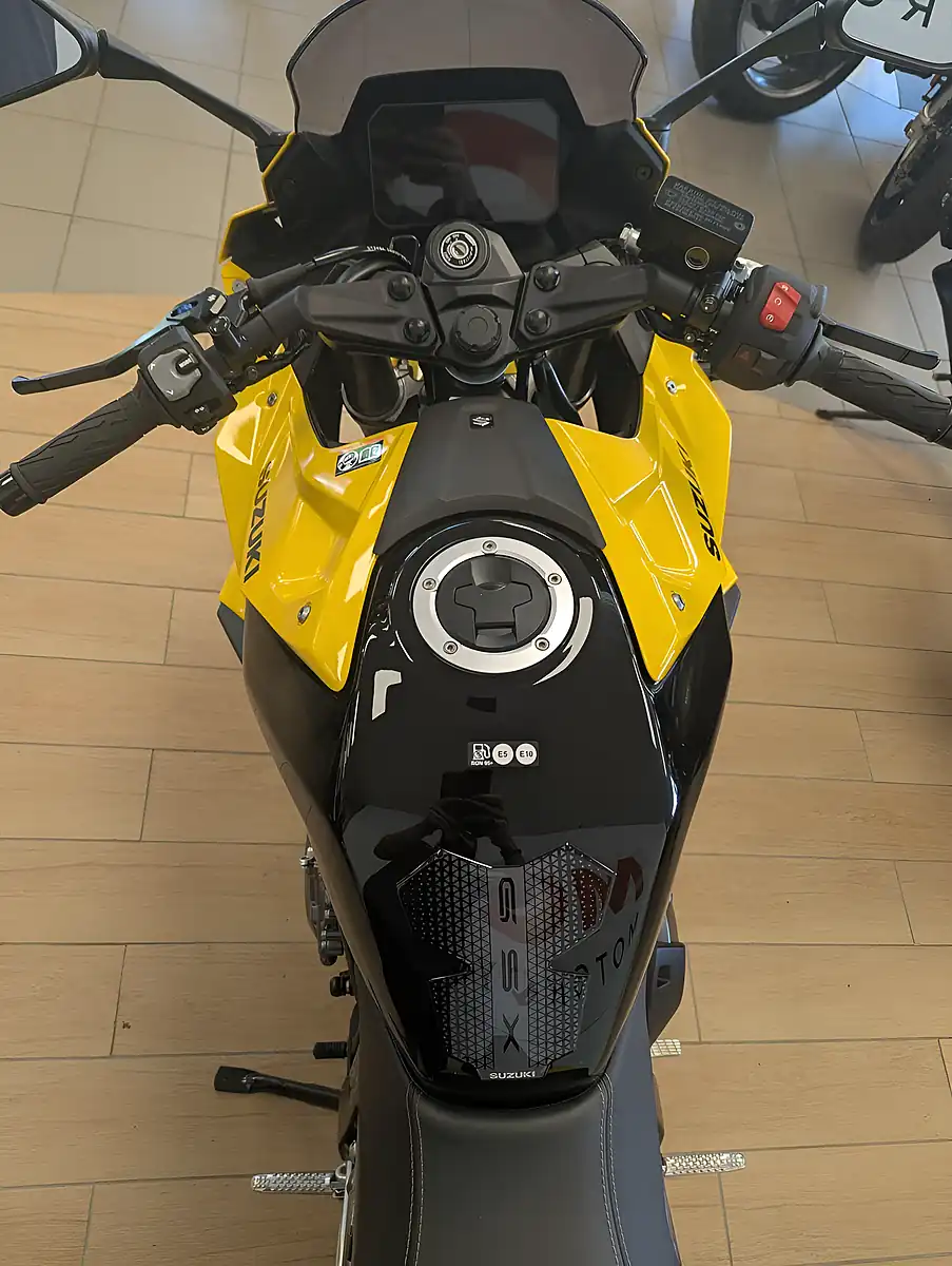 Used 2025 Suzuki GSX-8R 800 Kiiro Yellow - Interior and Exterior details 11