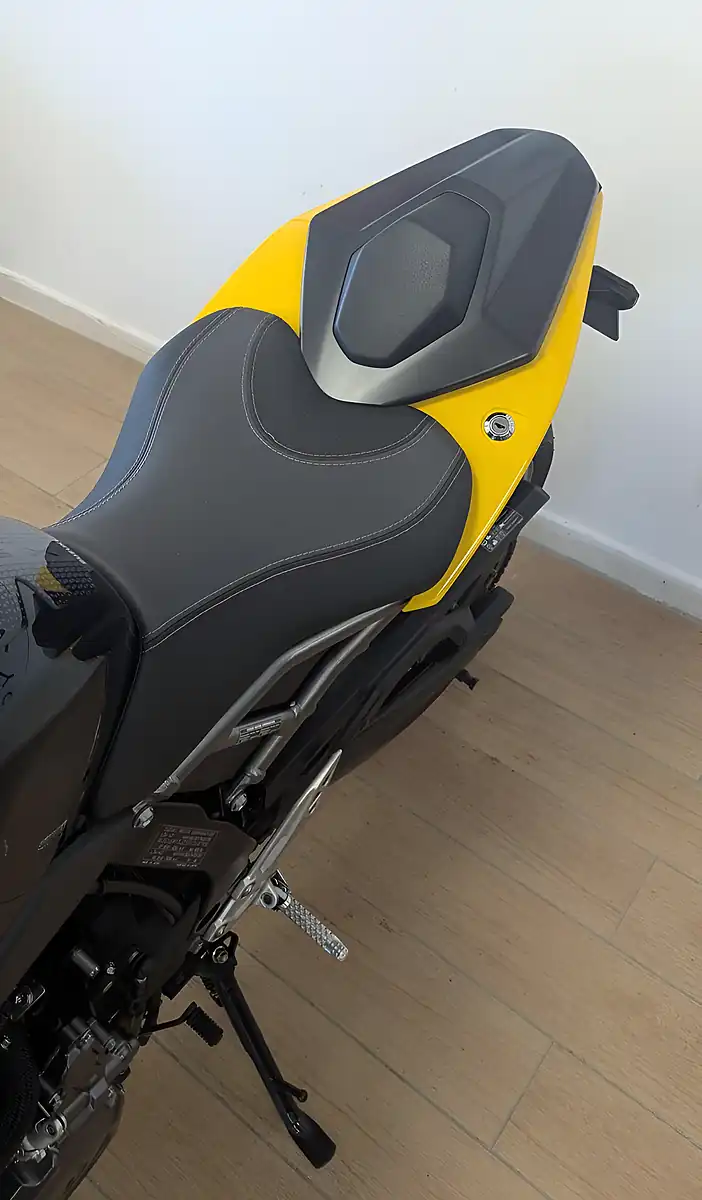 Used 2025 Suzuki GSX-8R 800 Kiiro Yellow - Interior and Exterior details 16