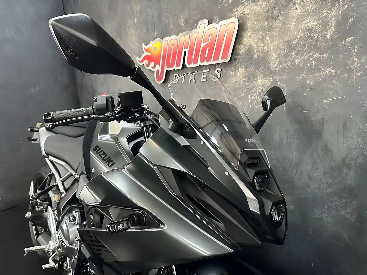 Used 2025 Suzuki GSX-8R Black - Interior and Exterior details 10