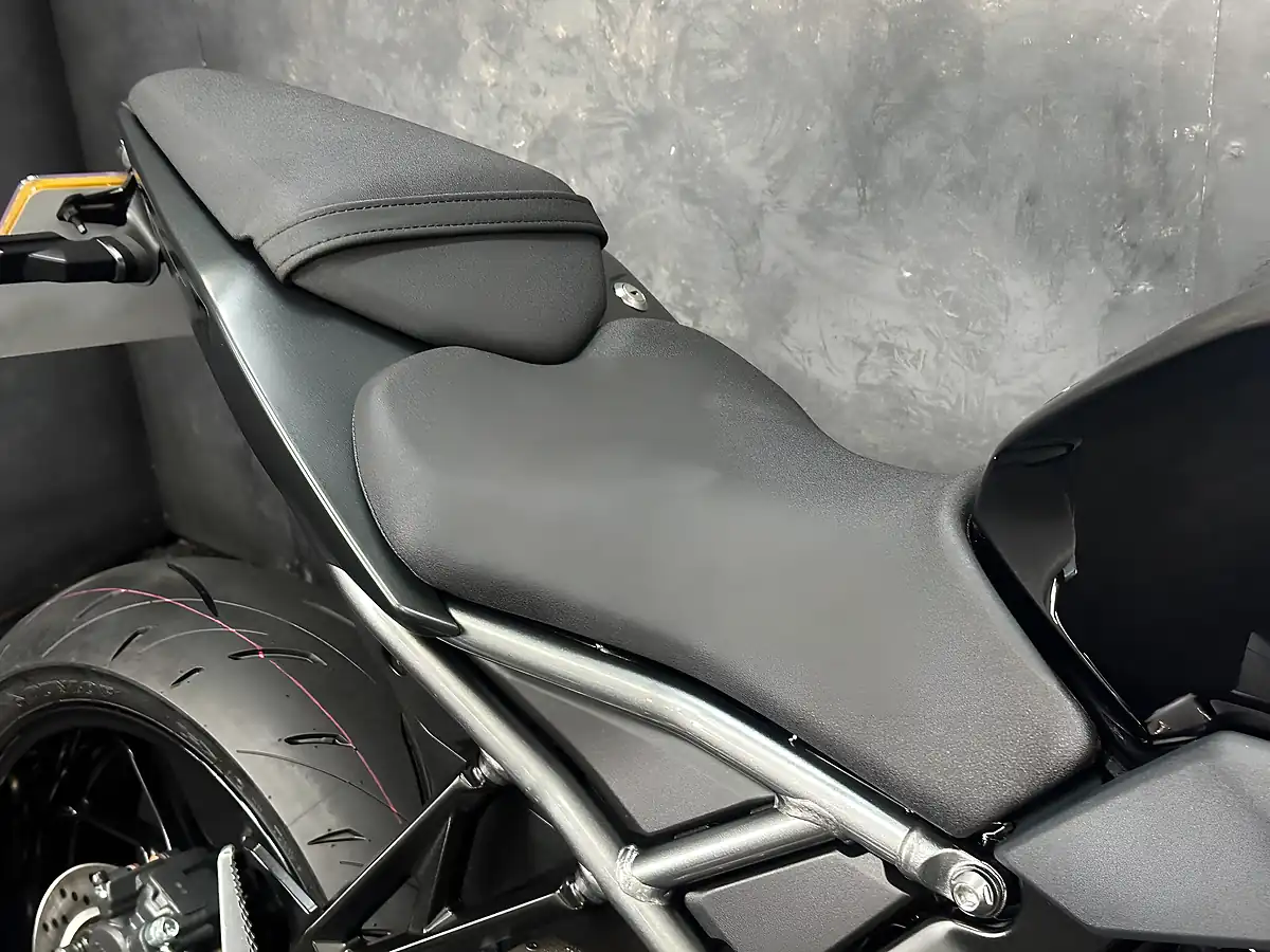 Used 2025 Suzuki GSX-8R Black - Interior and Exterior details 12