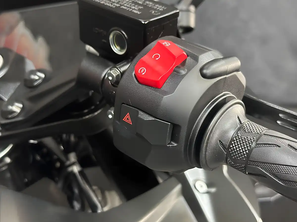 Used 2025 Suzuki GSX-8R Black - Interior and Exterior details 14