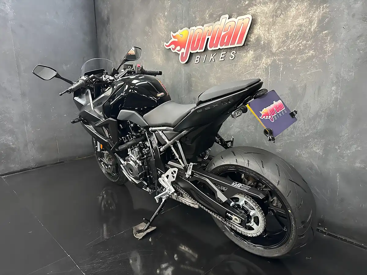 Used 2025 Suzuki GSX-8R Black - Interior and Exterior details 15