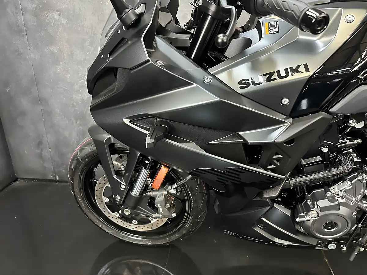 Used 2025 Suzuki GSX-8R Black - Interior and Exterior details 16