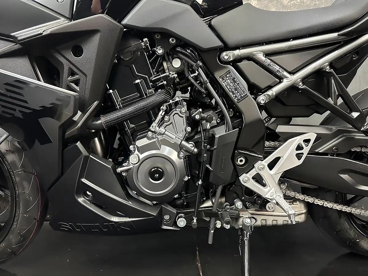 Used 2025 Suzuki GSX-8R Black - Interior and Exterior details 17