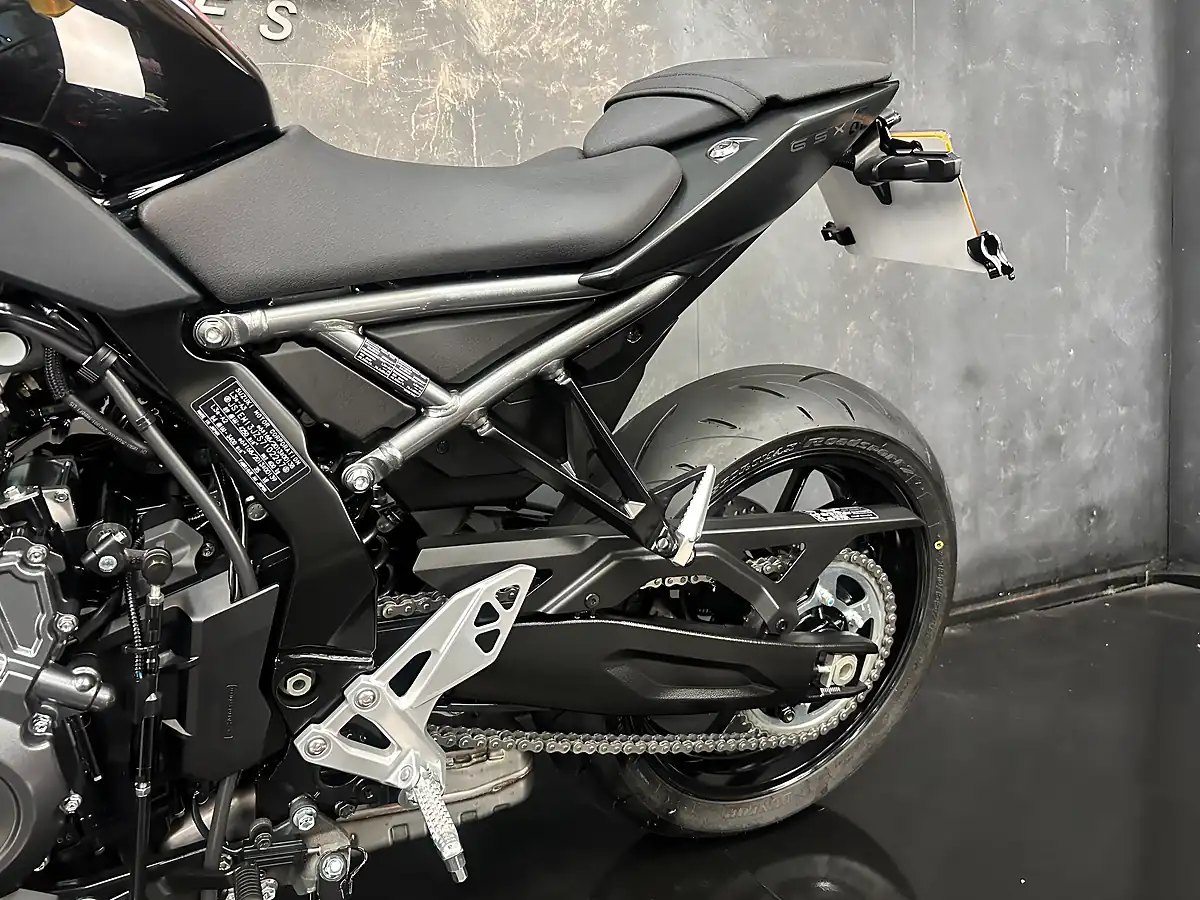 Used 2025 Suzuki GSX-8R Black - Interior and Exterior details 18