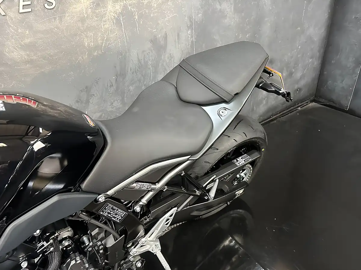 Used 2025 Suzuki GSX-8R Black - Interior and Exterior details 19