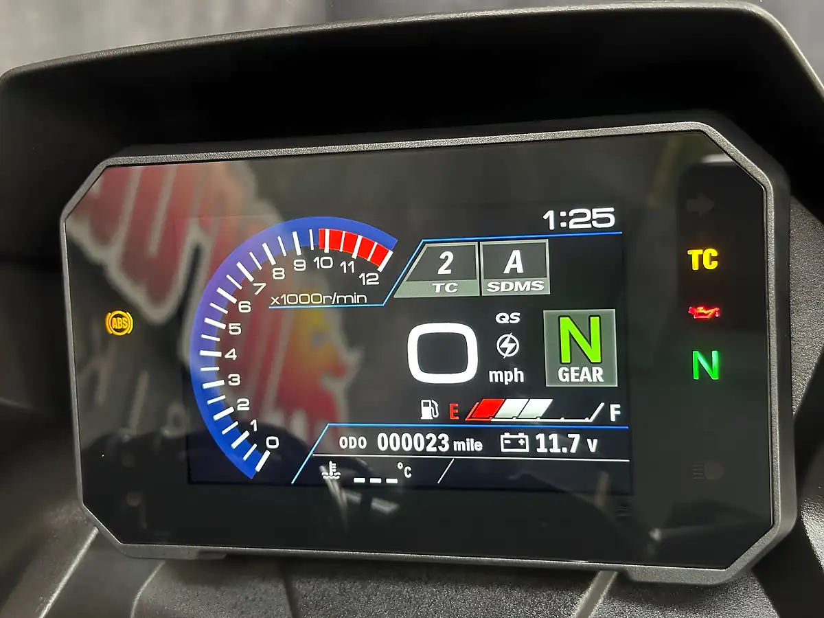 Used 2025 Suzuki GSX-8R Black - Interior and Exterior details 3