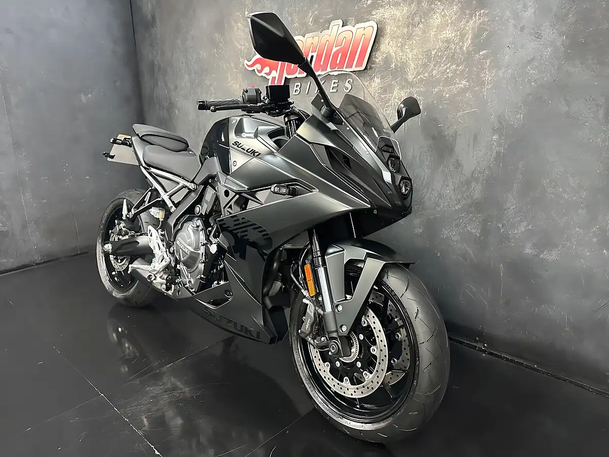 Used 2025 Suzuki GSX-8R Black - Interior and Exterior details 4