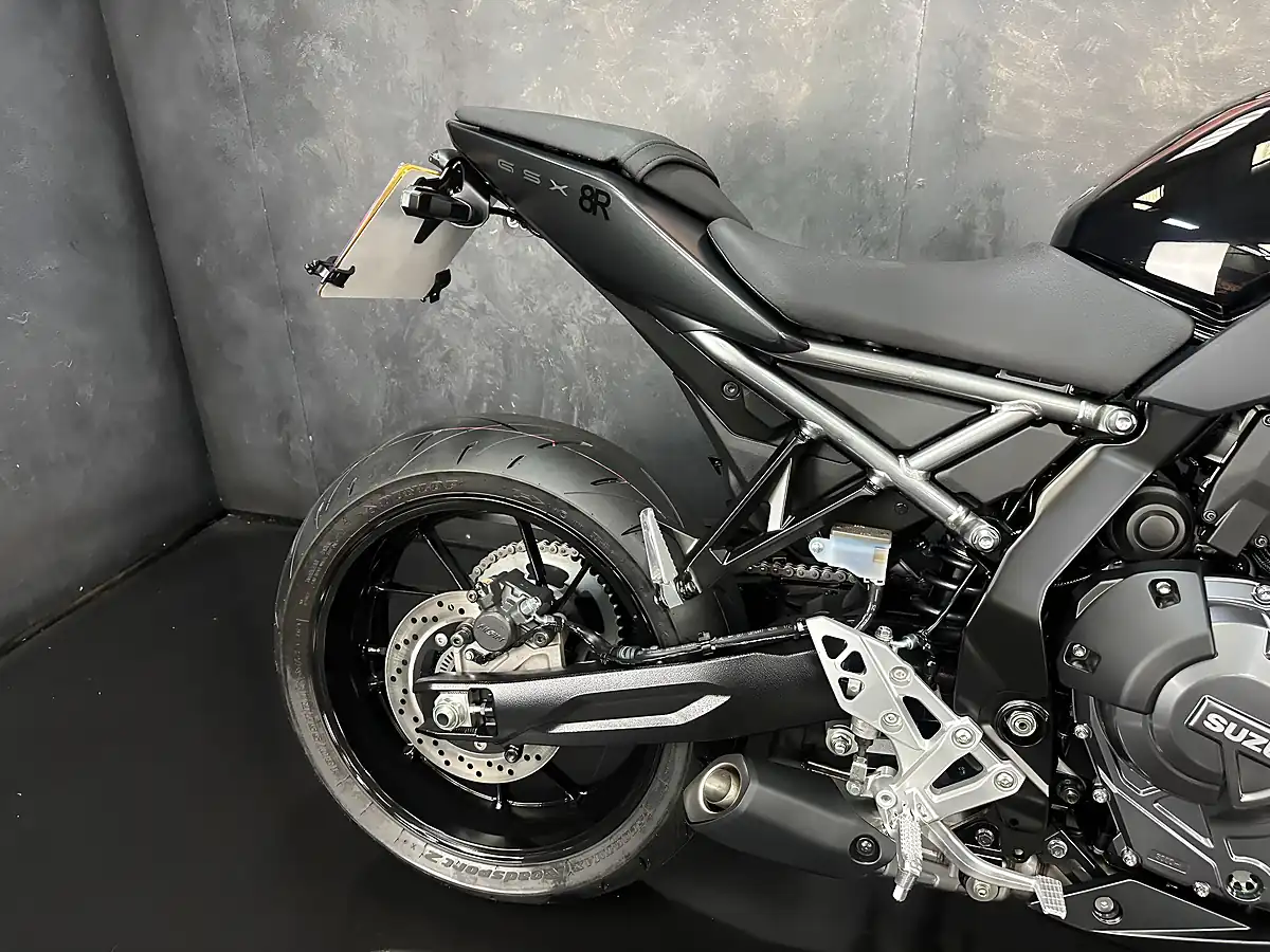 Used 2025 Suzuki GSX-8R Black - Interior and Exterior details 7