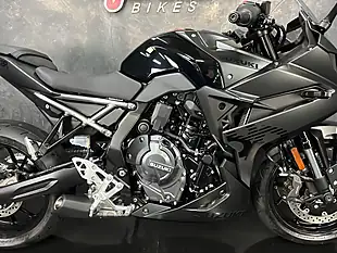 Used 2025 Suzuki GSX-8R Black - Interior and Exterior details 8
