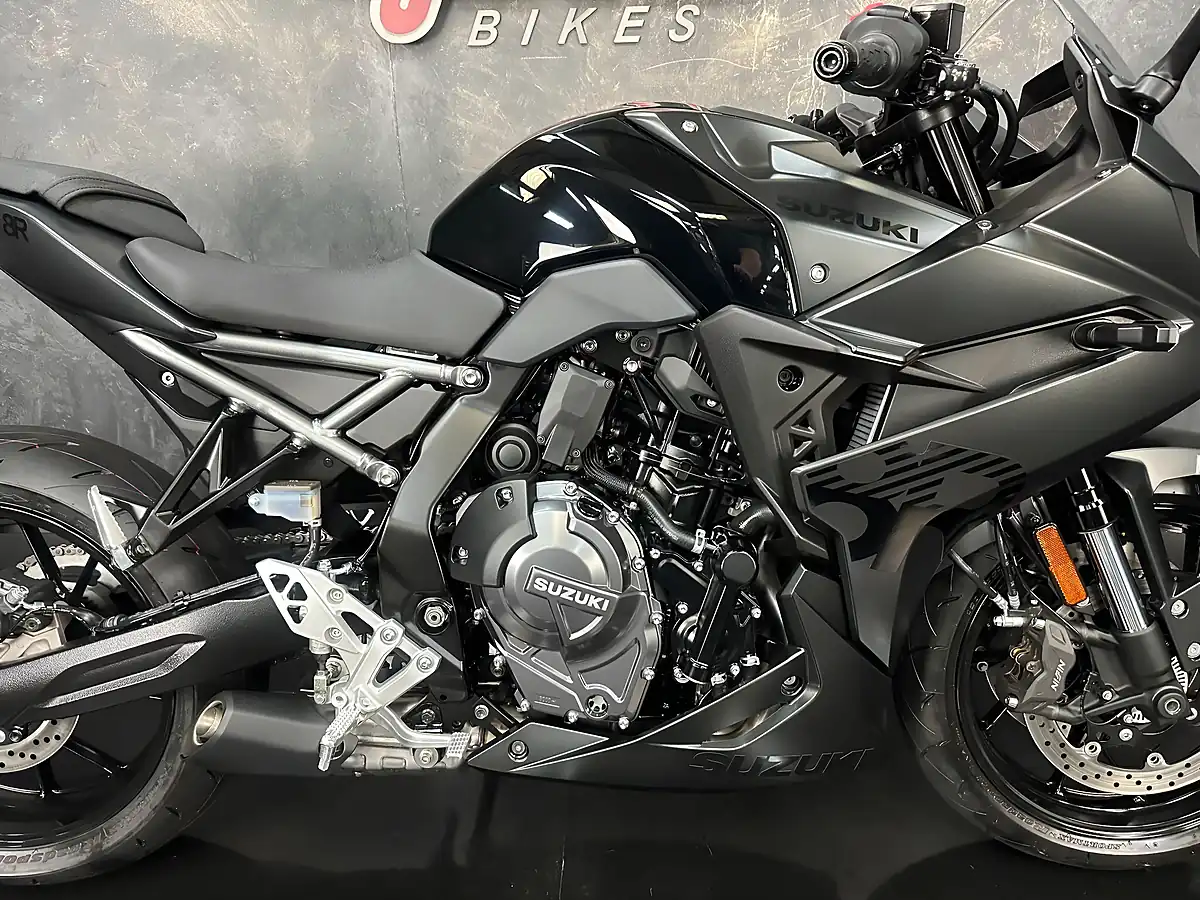 Used 2025 Suzuki GSX-8R Black - Interior and Exterior details 8
