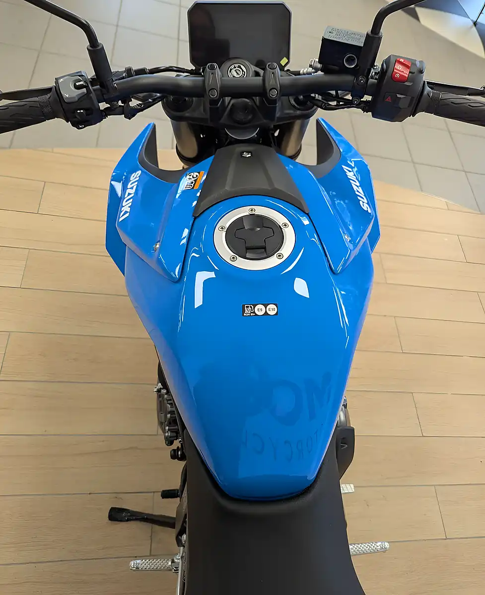 Used 2025 Suzuki GSX-8S Black - Interior and Exterior details 12
