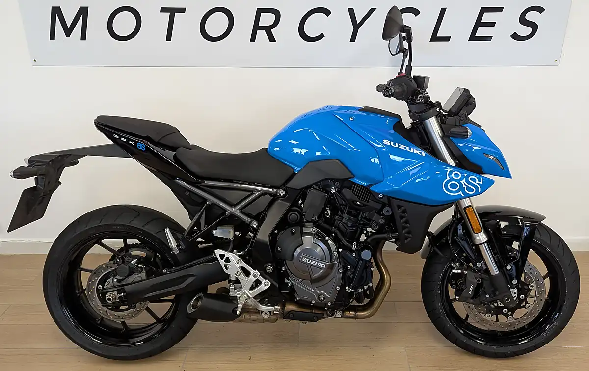 Used 2025 Suzuki GSX-8S Black - Interior and Exterior details 5