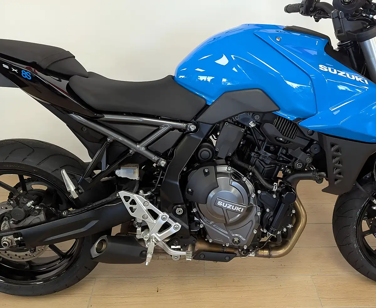 Used 2025 Suzuki GSX-8S Black - Interior and Exterior details 6