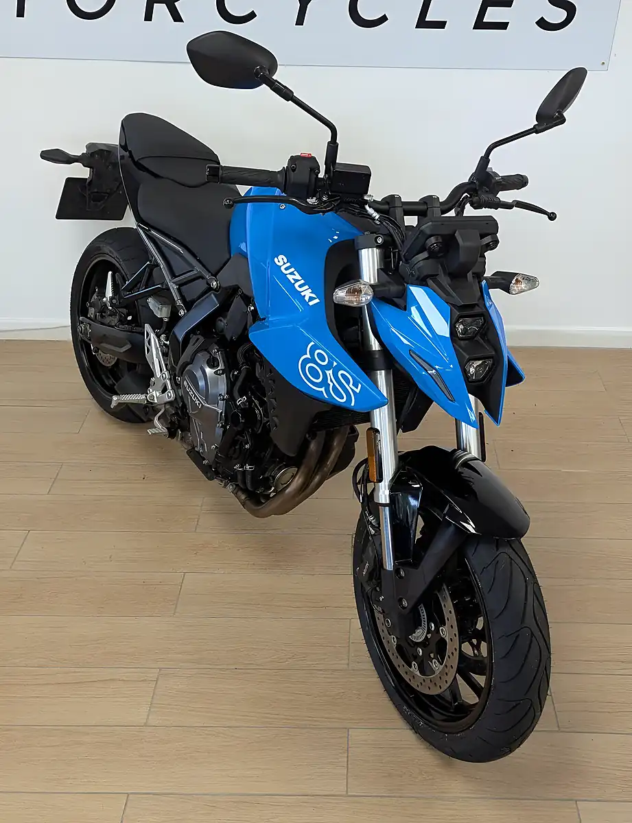 Used 2025 Suzuki GSX-8S Black - Interior and Exterior details 7