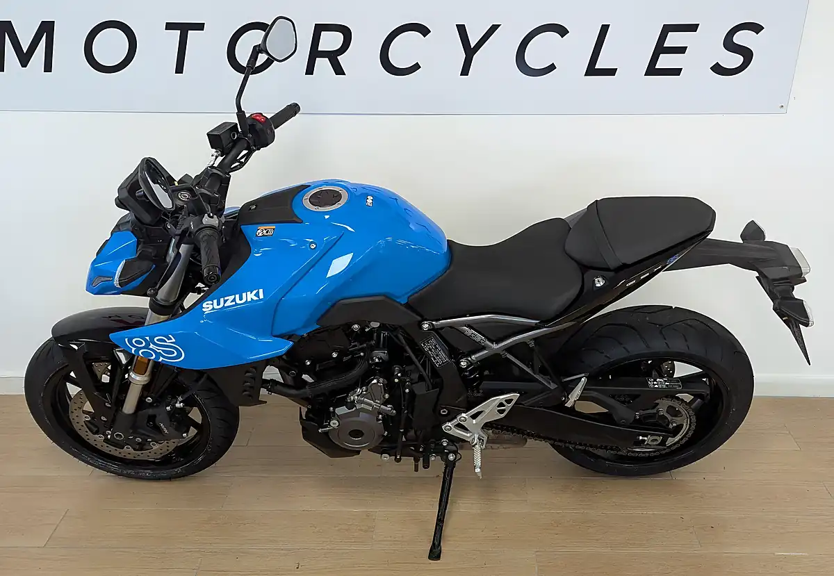 Used 2025 Suzuki GSX-8S Black - Interior and Exterior details 8