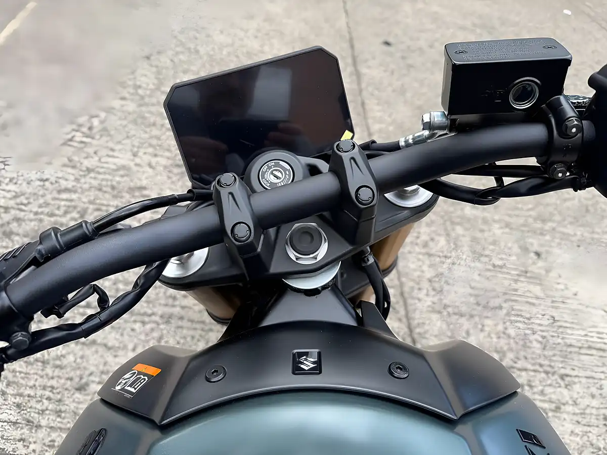 Used 2025 Suzuki GSX-8T Green - Interior and Exterior details 10