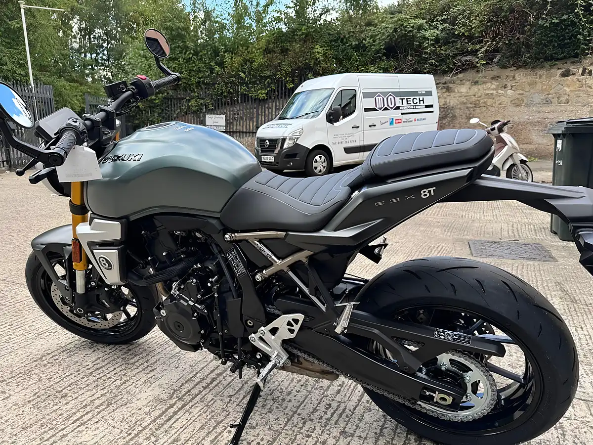 Used 2025 Suzuki GSX-8T Green - Interior and Exterior details 4