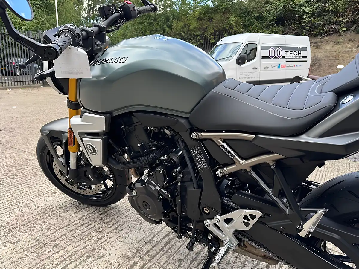Used 2025 Suzuki GSX-8T Green - Interior and Exterior details 9