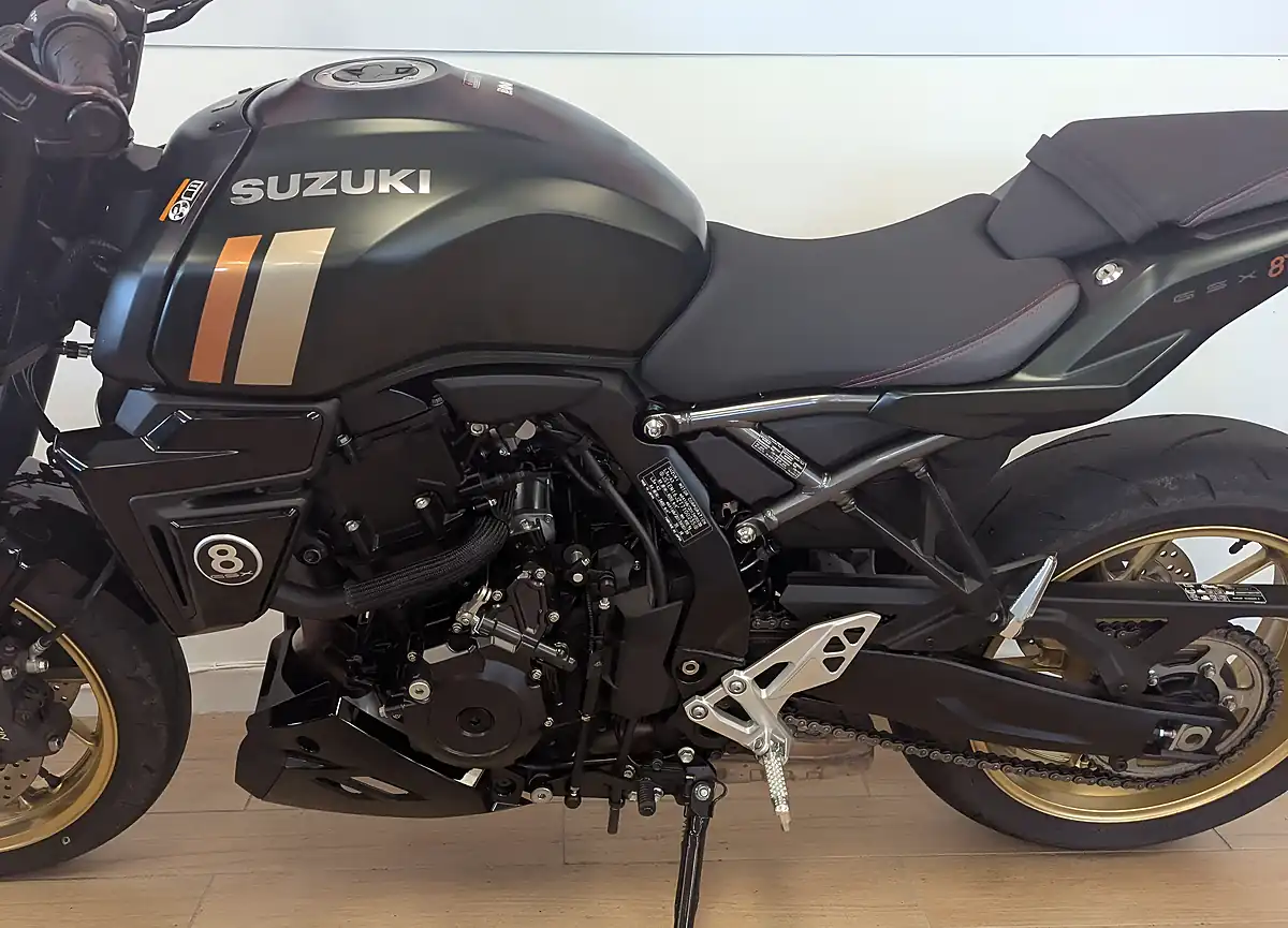 Used 2025 Suzuki GSX-8TT Green - Interior and Exterior details 10