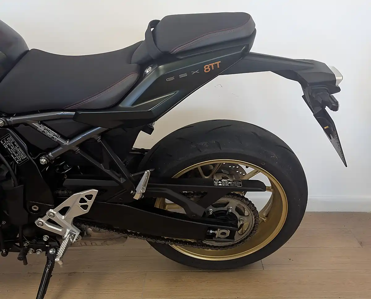 Used 2025 Suzuki GSX-8TT Green - Interior and Exterior details 11