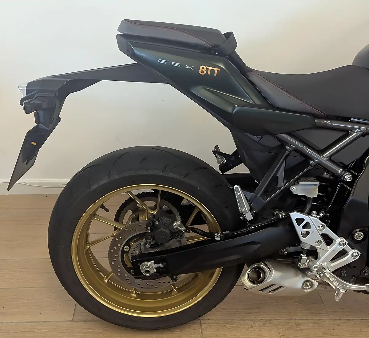 Used 2025 Suzuki GSX-8TT Green - Interior and Exterior details 14