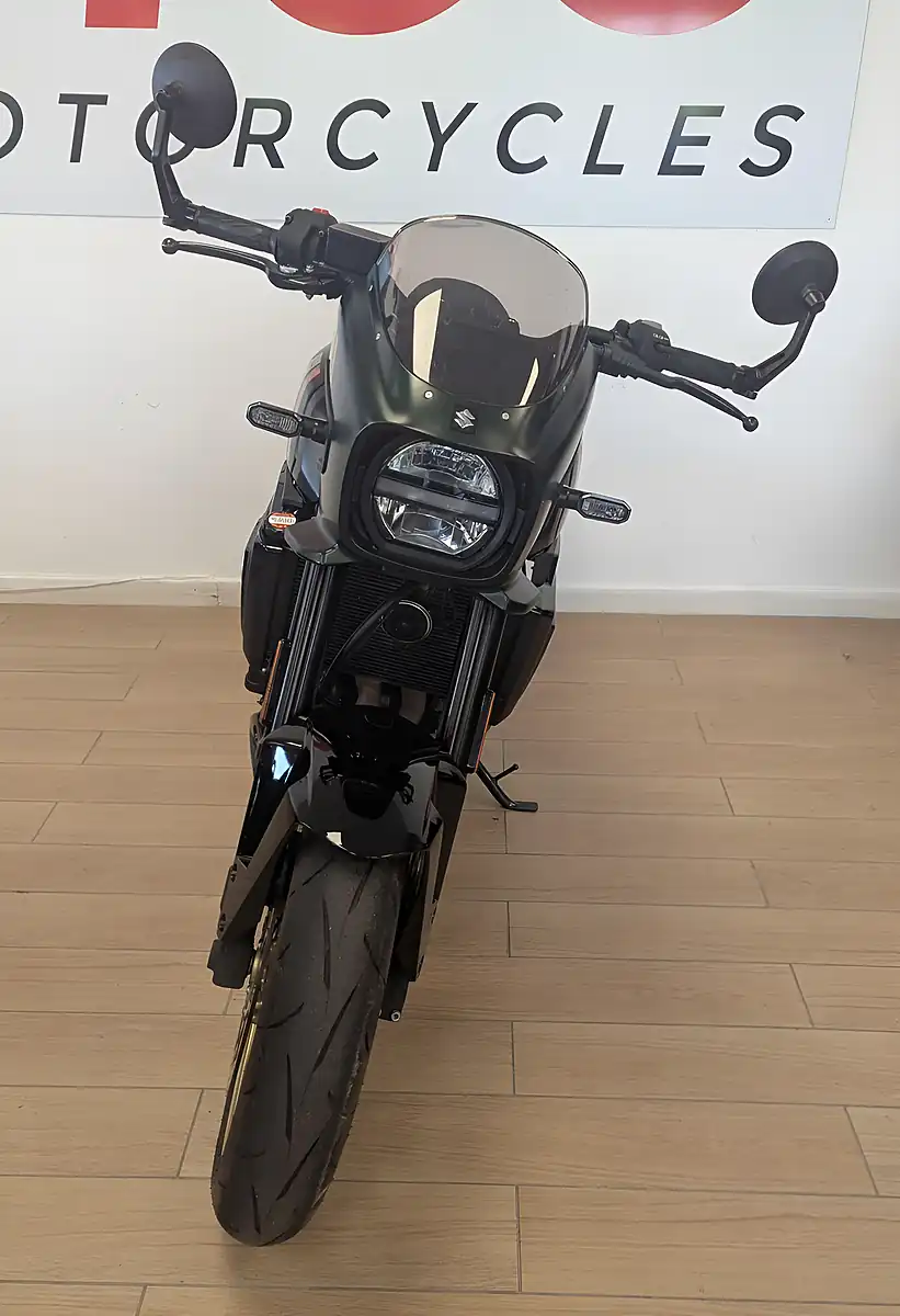 Used 2025 Suzuki GSX-8TT Green - Interior and Exterior details 3