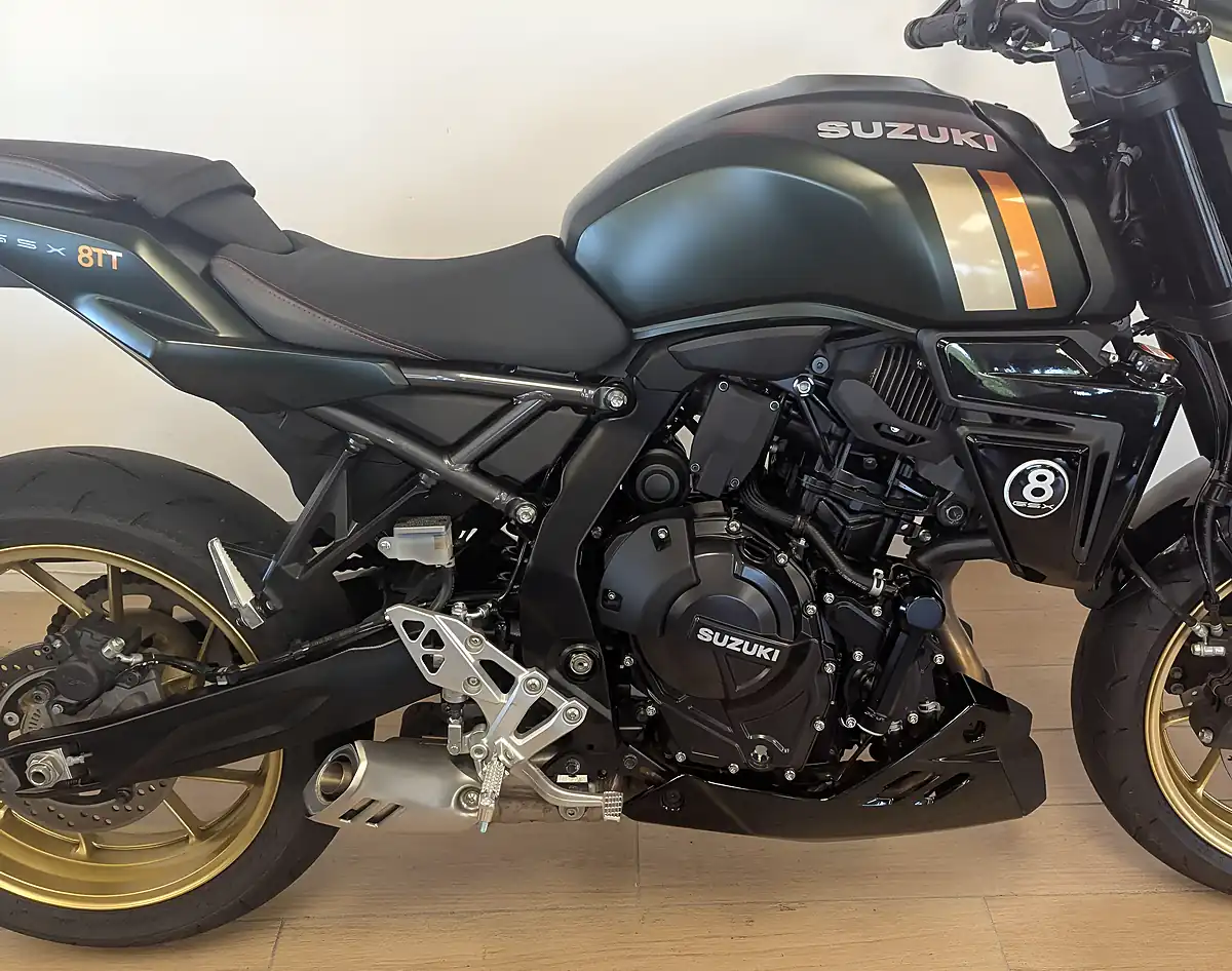 Used 2025 Suzuki GSX-8TT Green - Interior and Exterior details 6