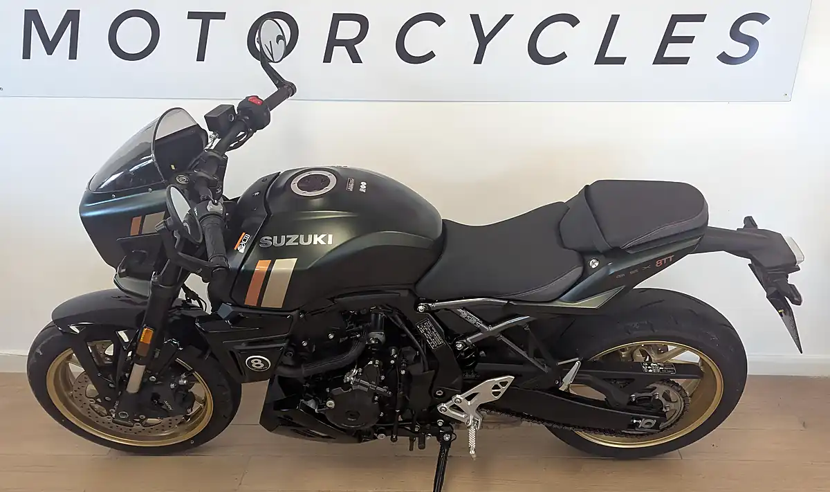Used 2025 Suzuki GSX-8TT Green - Interior and Exterior details 9