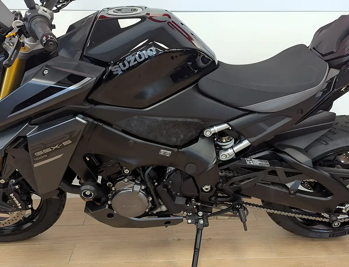 Used 2025 Suzuki GSX-S1000 1000 Black - Interior and Exterior details 10