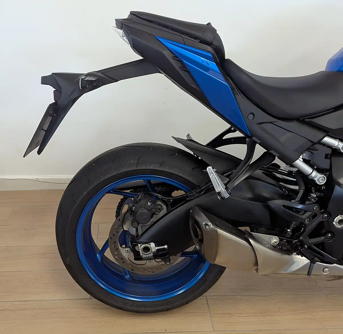 Used 2025 Suzuki GSX-S1000 1000 Blue - Interior and Exterior details 12