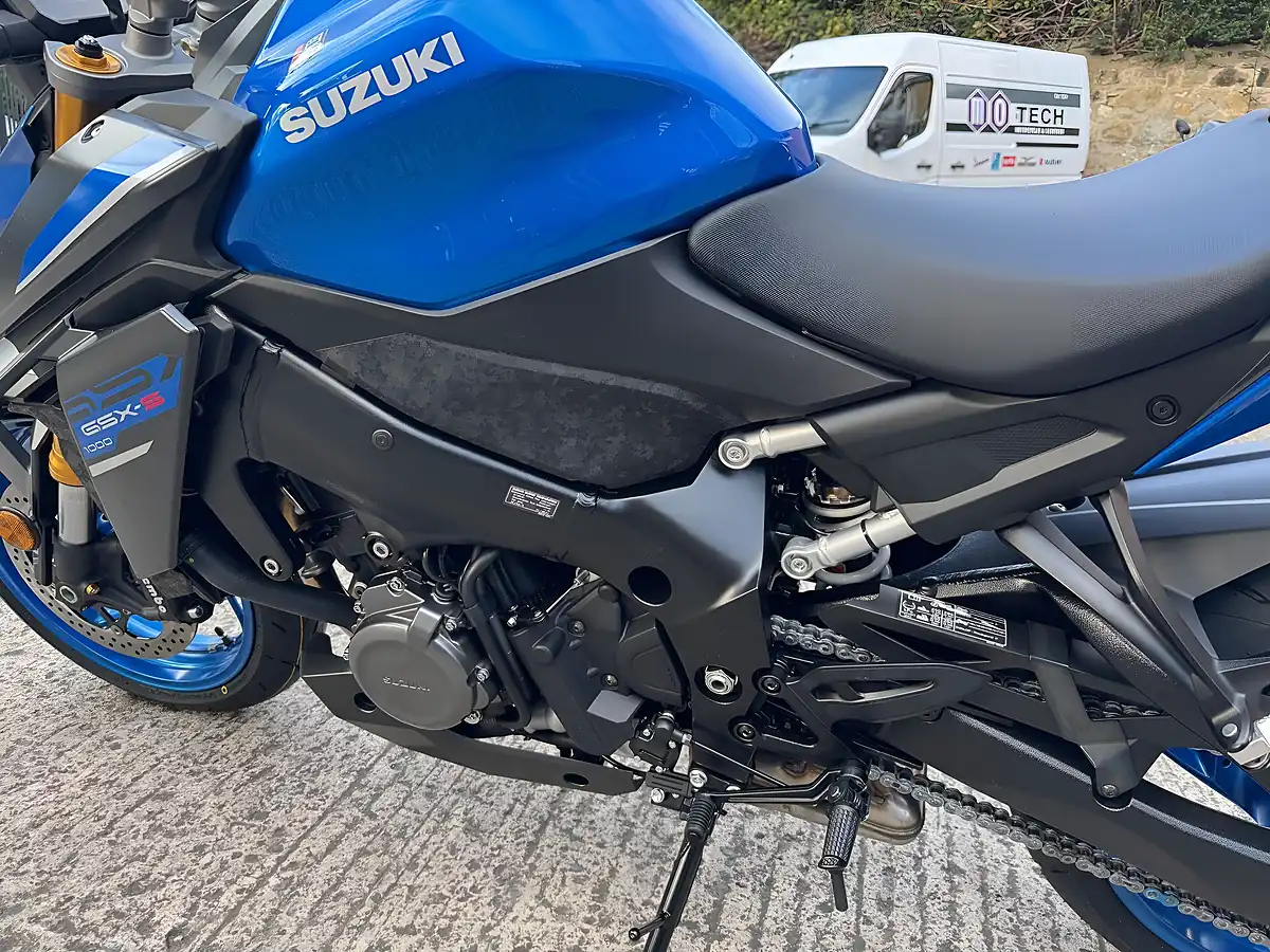 Used 2025 Suzuki GSX-S1000 1000 Metallic Triton Blue (ysf) - Interior and Exterior details 10