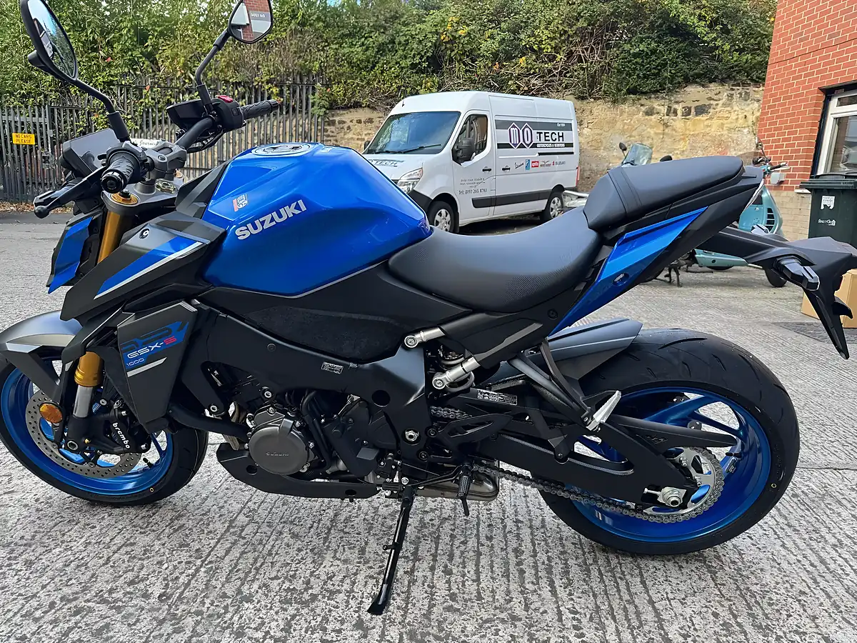 Used 2025 Suzuki GSX-S1000 1000 Metallic Triton Blue (ysf) - Interior and Exterior details 5