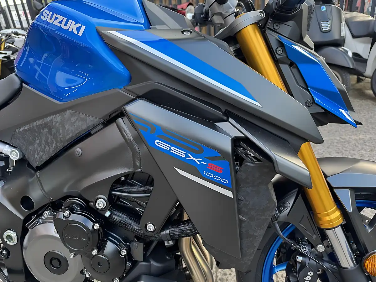 Used 2025 Suzuki GSX-S1000 1000 Metallic Triton Blue (ysf) - Interior and Exterior details 8