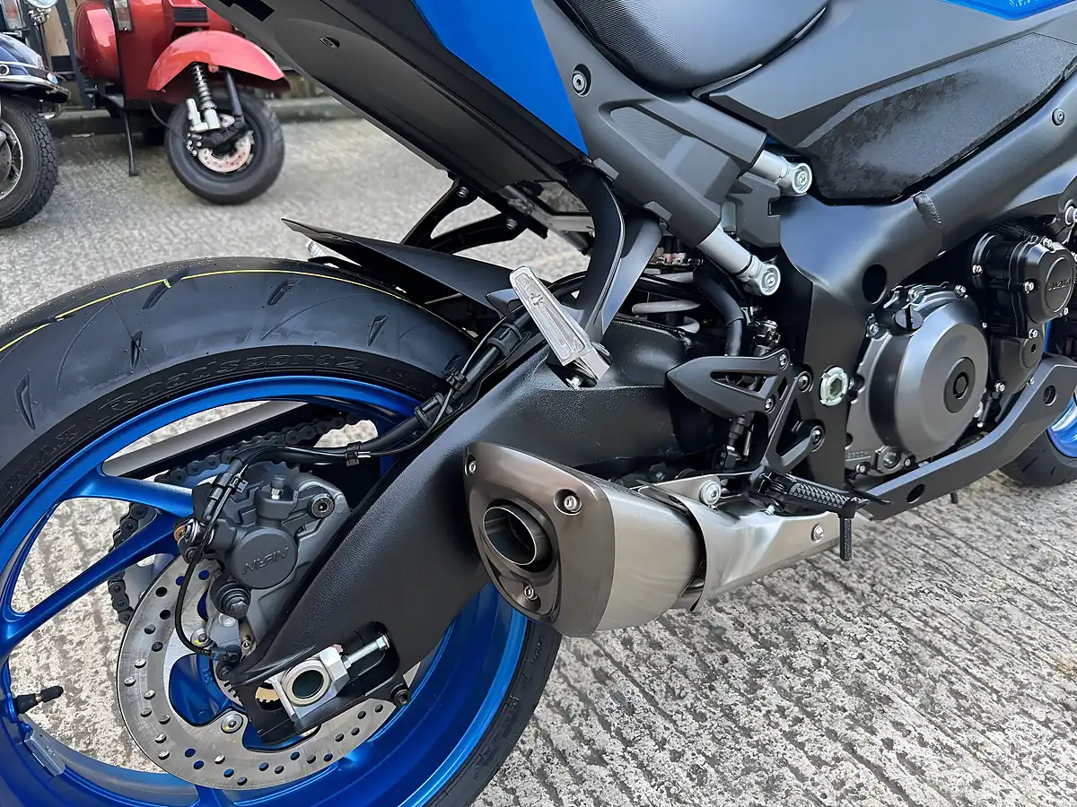 Used 2025 Suzuki GSX-S1000 1000 Metallic Triton Blue (ysf) - Interior and Exterior details 9