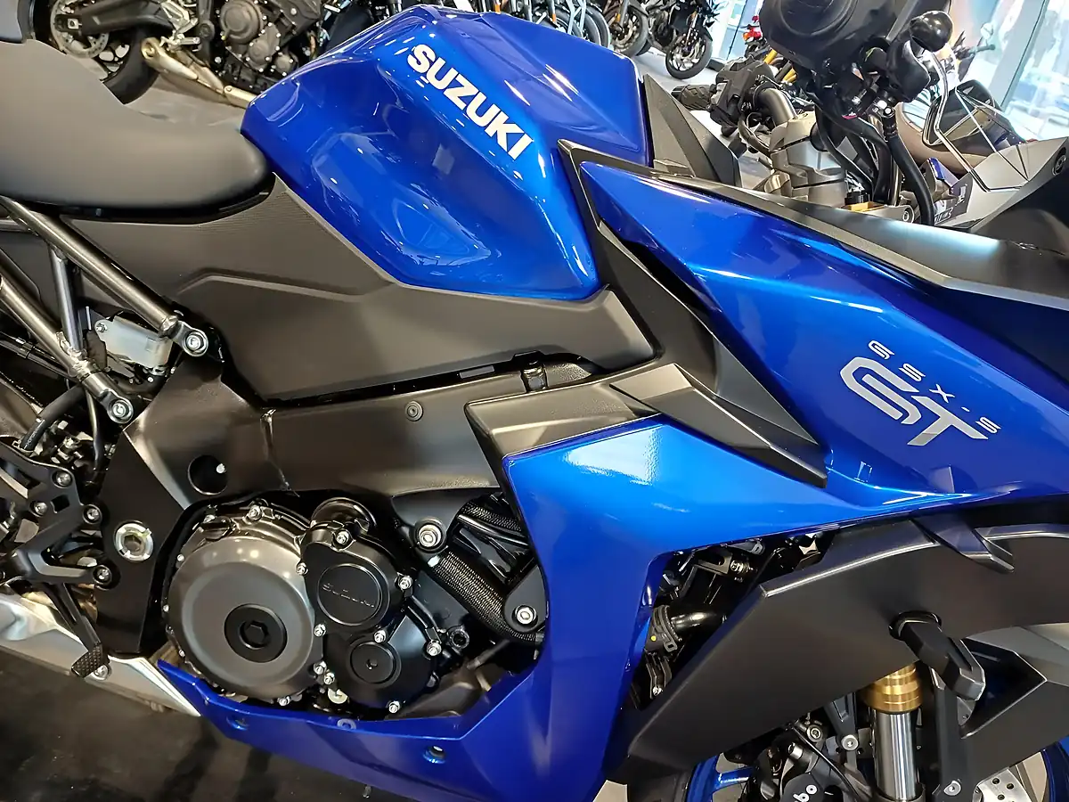 Used 2025 Suzuki GSX-S1000 GT Pearl Vigor Blue - Interior and Exterior details 9